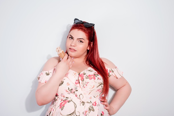 Dining with a curvy woman